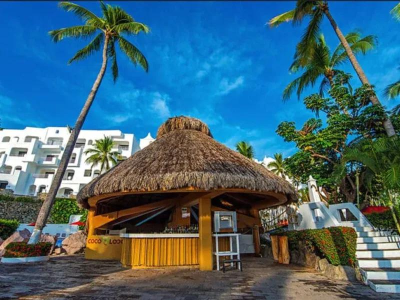 Coco Logo Swim-Up Bar & Duende Snack